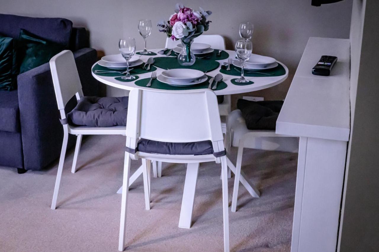 Lord Street - 2 Beautiful Apartments - Sleep Up To 14 Guests - By Rework Accommodation เชสเตอร์ ภายนอก รูปภาพ