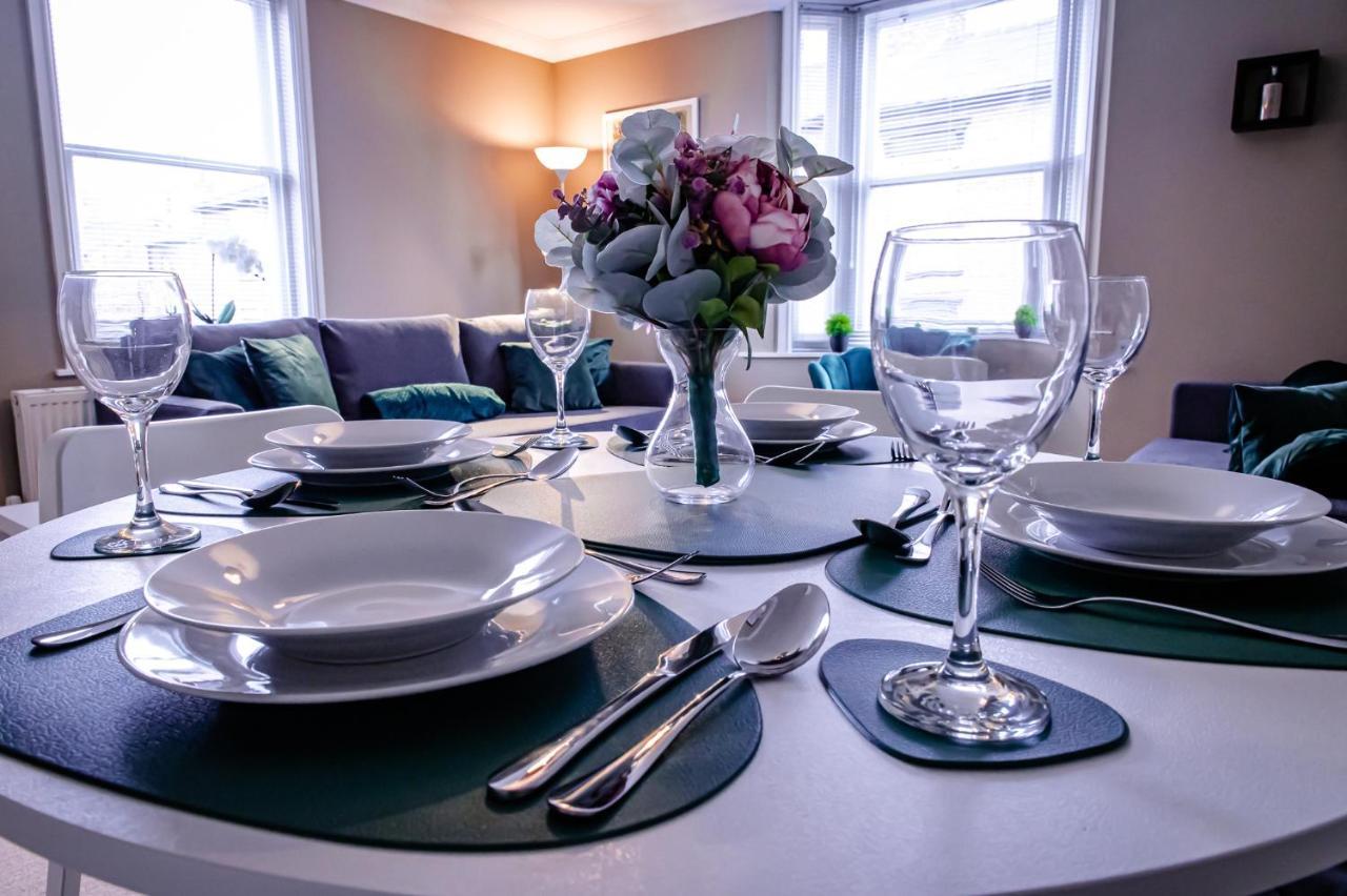 Lord Street - 2 Beautiful Apartments - Sleep Up To 14 Guests - By Rework Accommodation เชสเตอร์ ภายนอก รูปภาพ