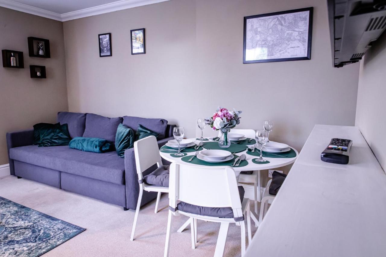Lord Street - 2 Beautiful Apartments - Sleep Up To 14 Guests - By Rework Accommodation เชสเตอร์ ภายนอก รูปภาพ