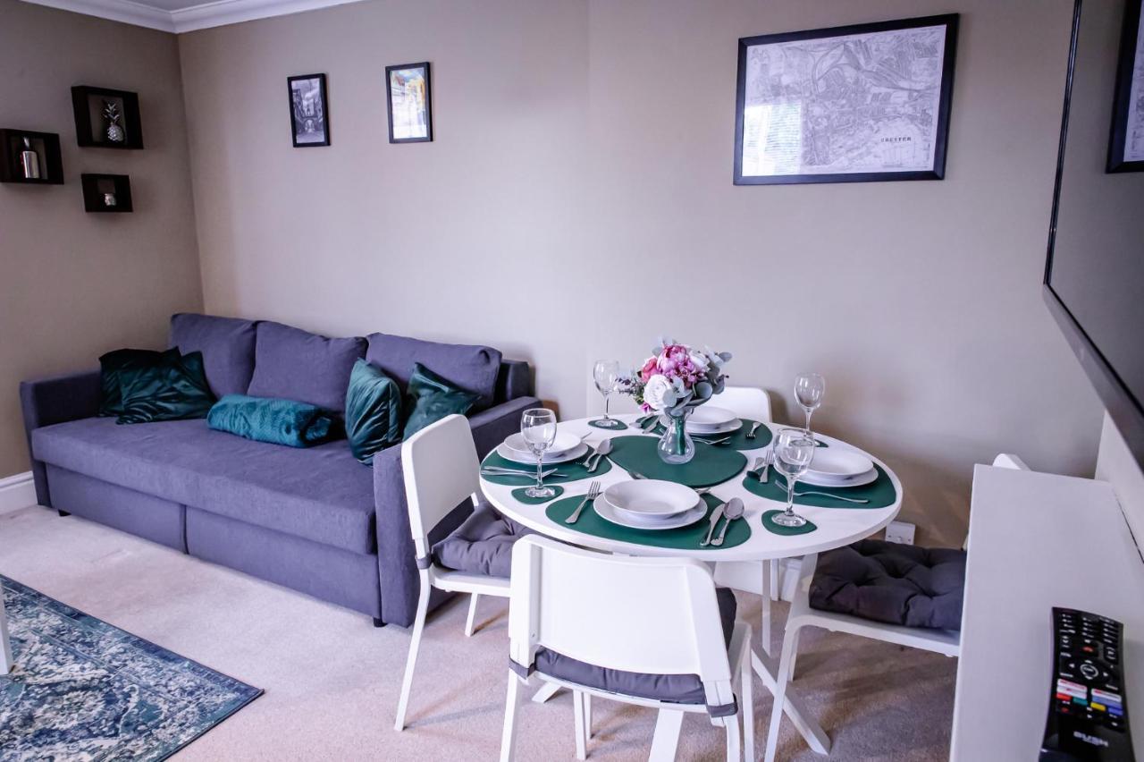 Lord Street - 2 Beautiful Apartments - Sleep Up To 14 Guests - By Rework Accommodation เชสเตอร์ ภายนอก รูปภาพ