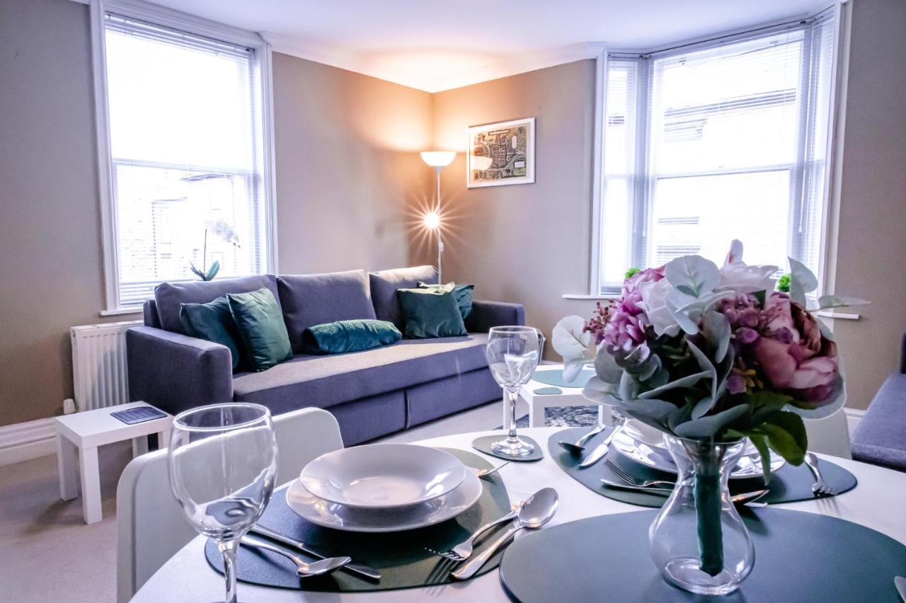 Lord Street - 2 Beautiful Apartments - Sleep Up To 14 Guests - By Rework Accommodation เชสเตอร์ ภายนอก รูปภาพ