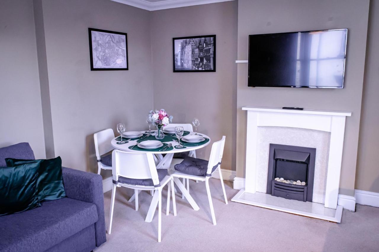 Lord Street - 2 Beautiful Apartments - Sleep Up To 14 Guests - By Rework Accommodation เชสเตอร์ ภายนอก รูปภาพ