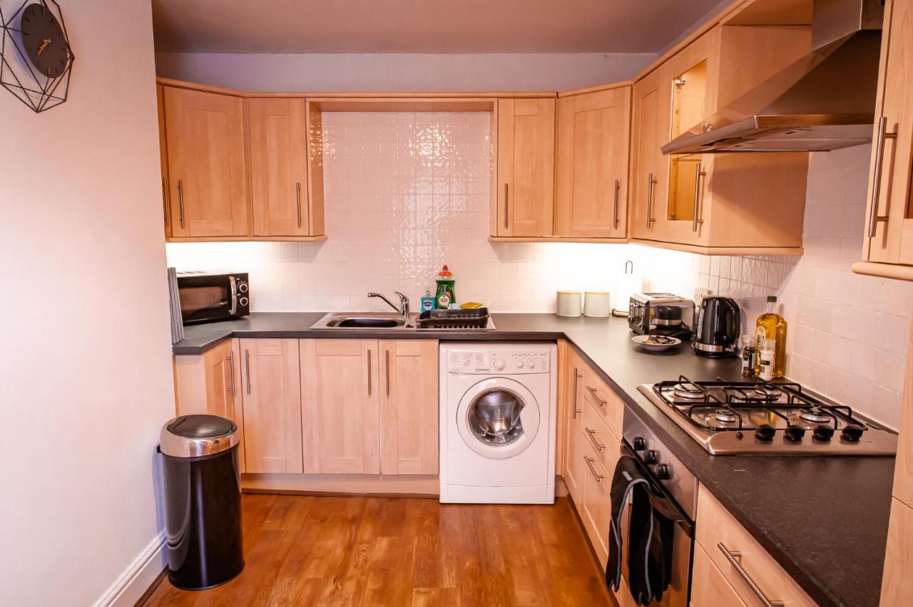 Lord Street - 2 Beautiful Apartments - Sleep Up To 14 Guests - By Rework Accommodation เชสเตอร์ ภายนอก รูปภาพ