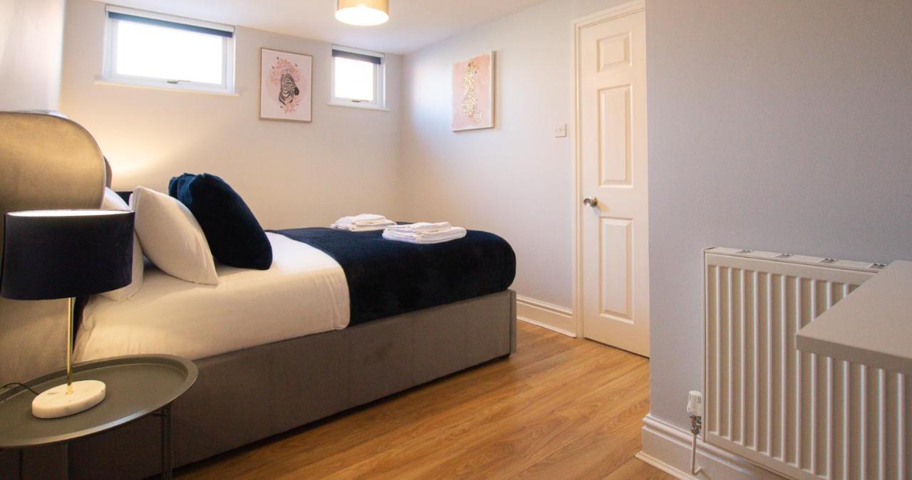 Lord Street - 2 Beautiful Apartments - Sleep Up To 14 Guests - By Rework Accommodation เชสเตอร์ ภายนอก รูปภาพ