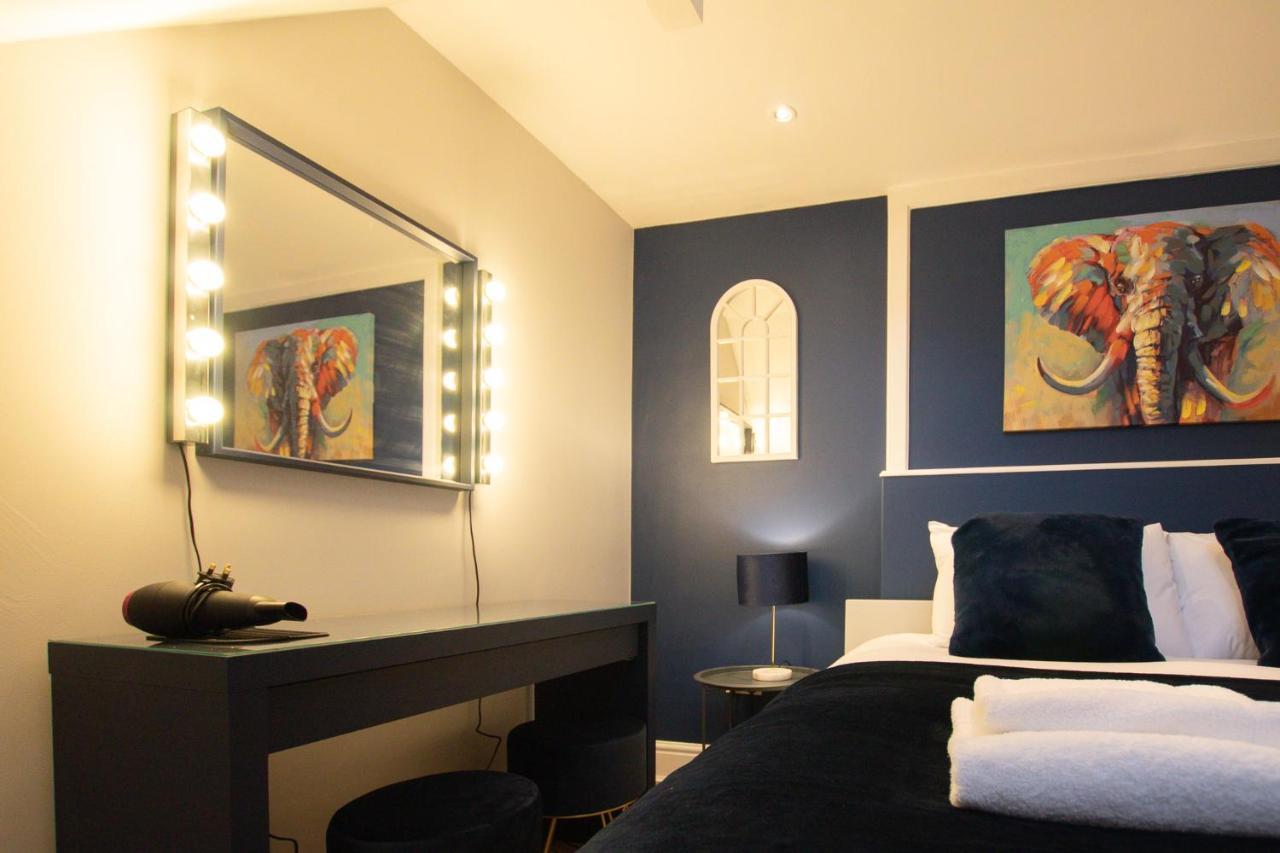Lord Street - 2 Beautiful Apartments - Sleep Up To 14 Guests - By Rework Accommodation เชสเตอร์ ภายนอก รูปภาพ