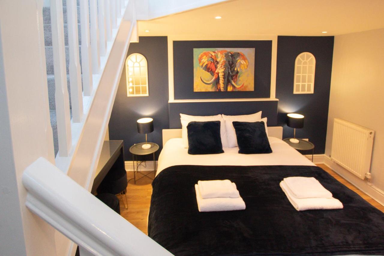 Lord Street - 2 Beautiful Apartments - Sleep Up To 14 Guests - By Rework Accommodation เชสเตอร์ ภายนอก รูปภาพ